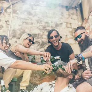 Hostal Booze & Snooze Social